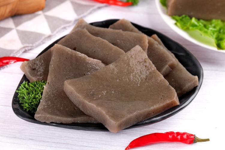 南漳荆山农户竹筲箕里沥水的现做手工魔芋块