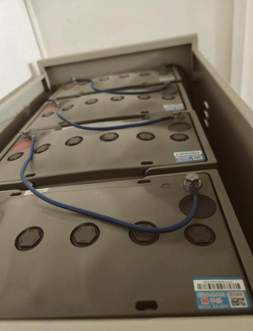 工业机房UPS不间断电源电池组鼓包损坏实拍