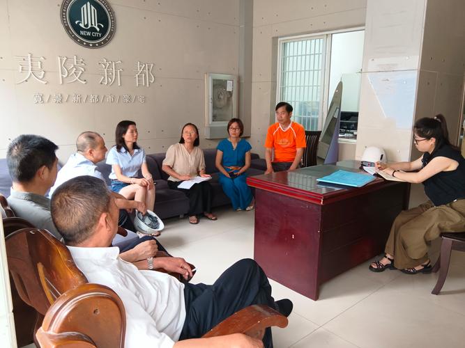 小区业主公开讨论公共区域改造现场