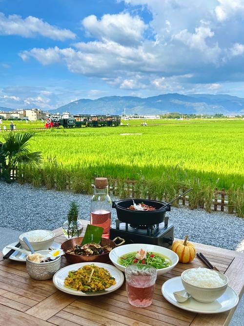 喜洲田边集舍民宿稻田景观米线早餐