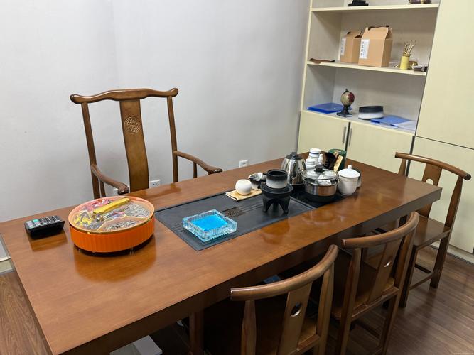 社区调解室木质长条桌摆着搪瓷茶杯