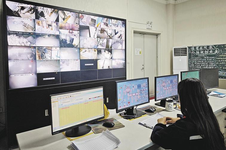 工业集中监控：把散在十几个车间屏幕里的生产数据攥到一块儿