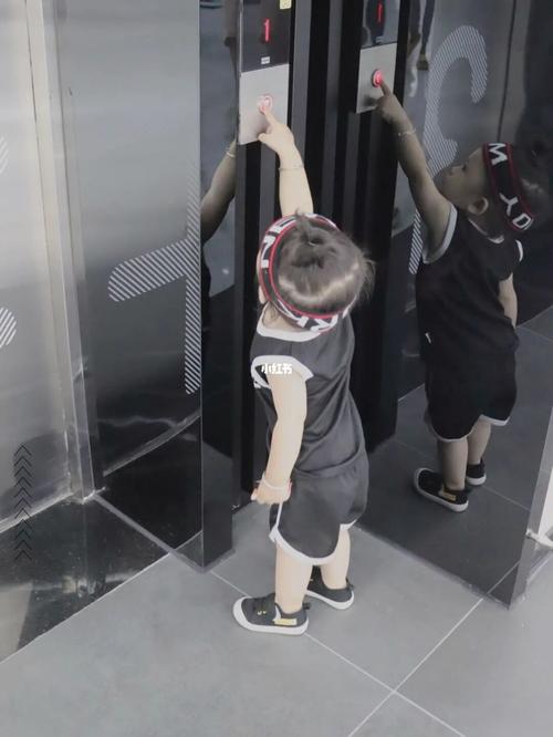 三岁孩子坚持自己按电梯按钮的生活场景