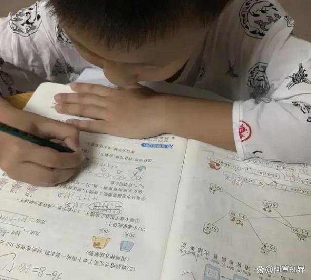 两个小学生凑书桌写作业偷偷摸鱼的真实场景