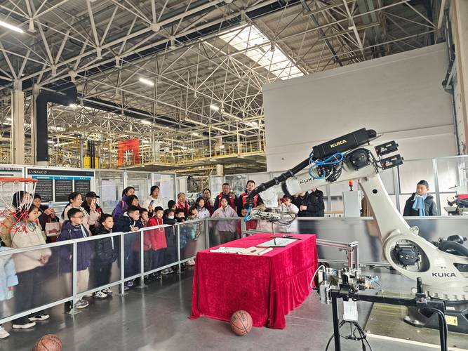 孩子参观工业研学基地机械臂操作