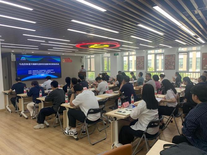 职业孵化器中学生项目路演展示现场