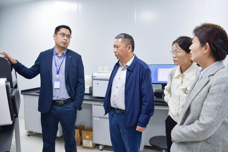 产学研联合实验室里工程师与教授协作