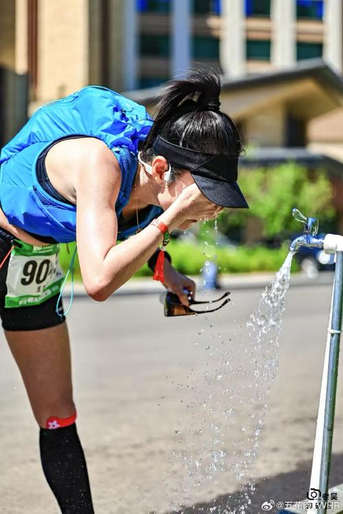 户外跑步运动前补水实拍