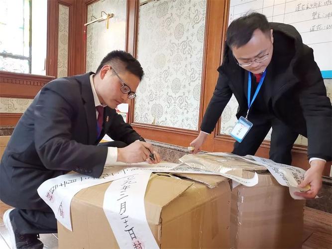 遗嘱执行人现场清点遗产物品场景