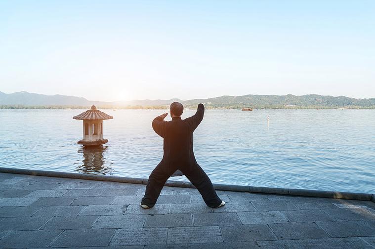 西湖晨间老人打太极