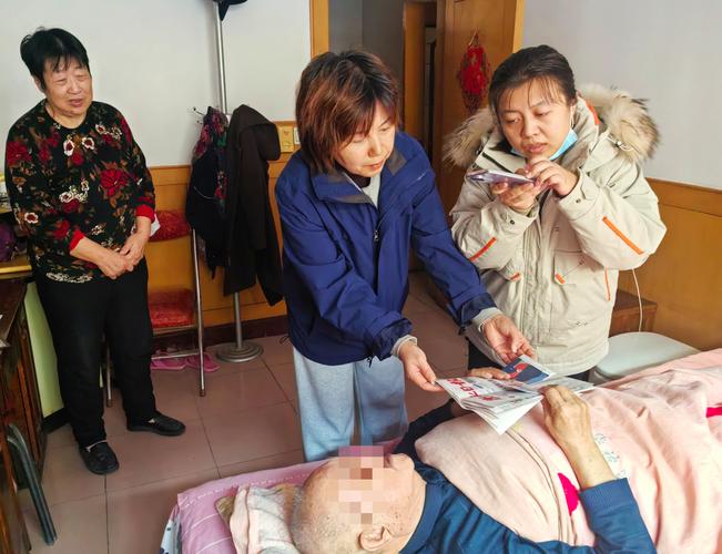 社区工作人员上门为卧床老年人做养老金人工认证