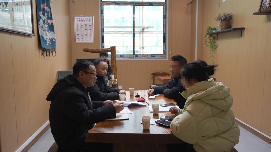小区物业前台业主沟通纠纷实拍