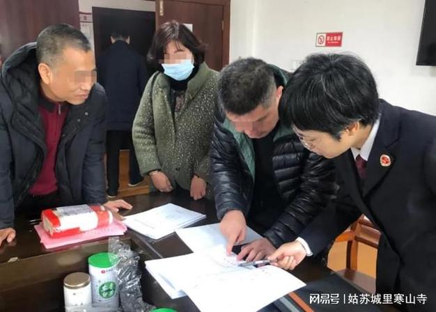 离婚律师调查银行流水工作场景图