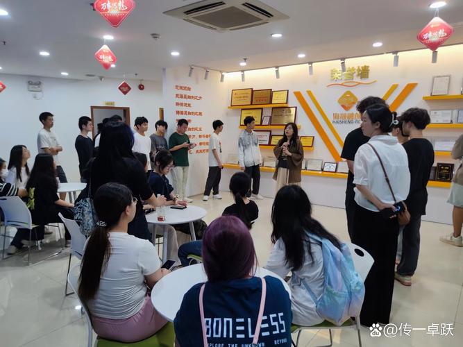大学生在创业孵化器围坐桌前做项目讨论白板上贴满便签