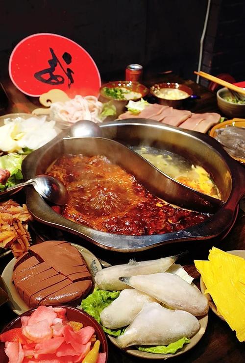 家庭聚餐火锅店靠窗四人桌火锅摆桌实拍