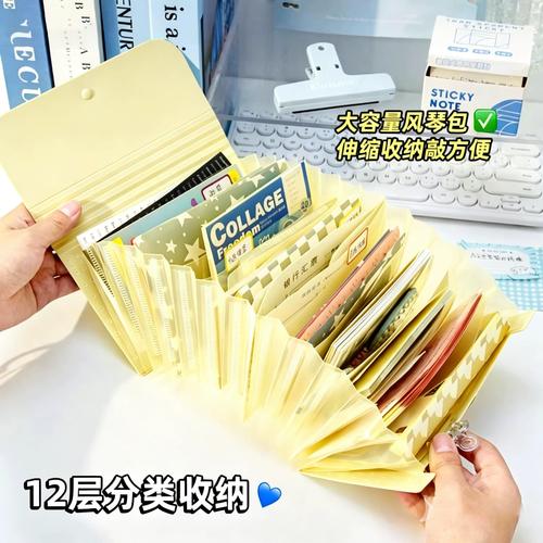 中学生课间用便签整理知识点实拍