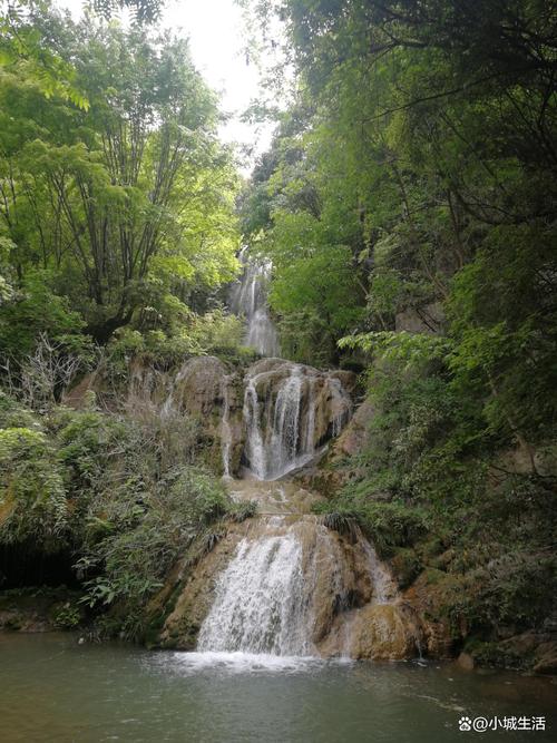 湖北南漳薛坪镇香水河层叠瀑布秋景