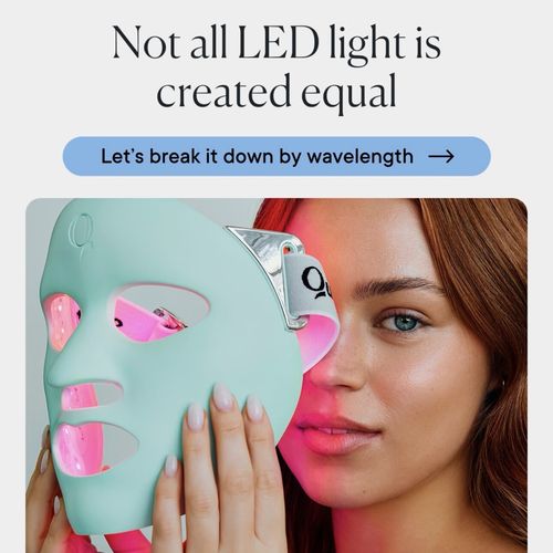 女性使用LED光疗面罩美容仪