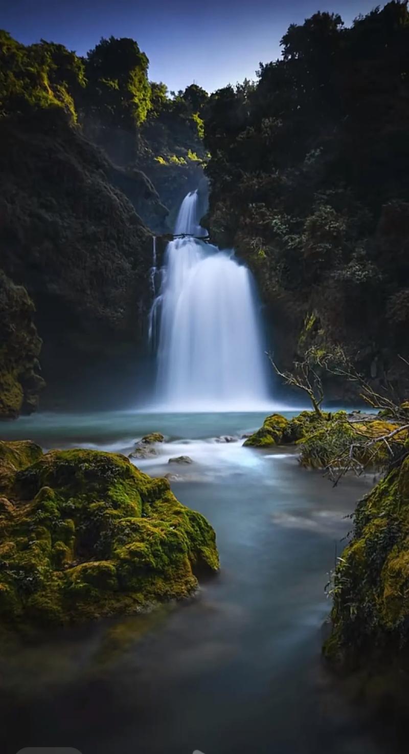 山涧清泉流水慢门摄影图