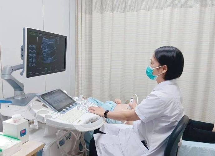 产科超声检查过程侧影