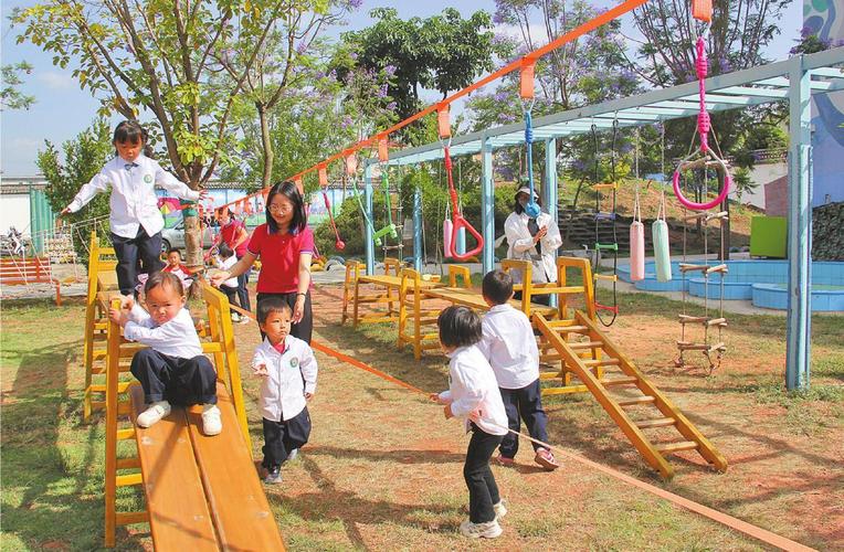 普惠幼儿园孩子户外游戏 教师引导