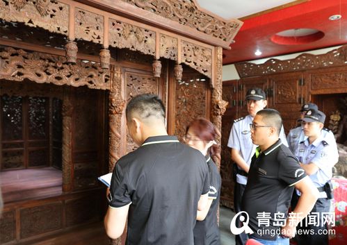 法院执行人员在私人收藏室清点查封古董瓷器