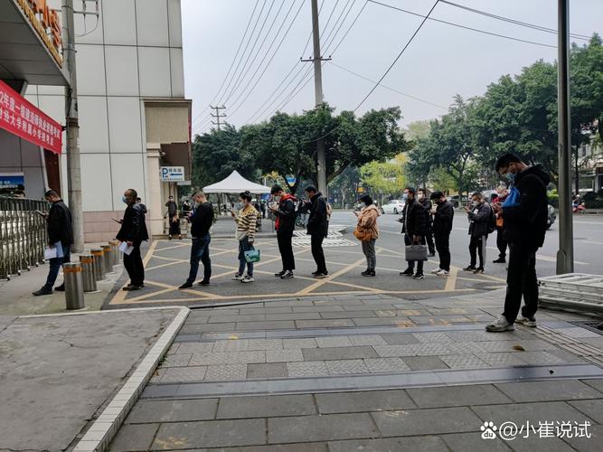 学生排队通过人脸识别闸机拥堵场景