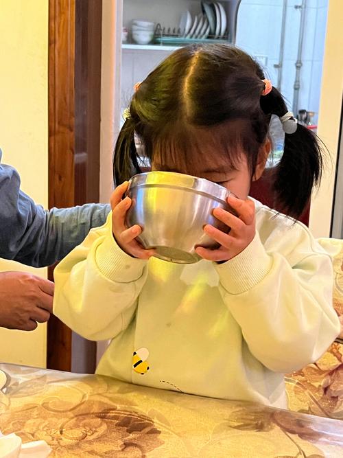 小孩在餐桌倒水玩耍