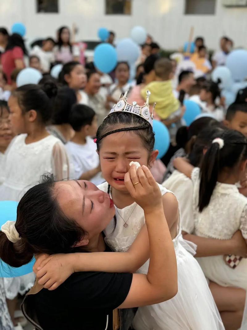 幼儿园毕业典礼上孩子哭鼻子的特写