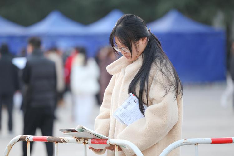 考研复试考场考生进门礼仪实拍图