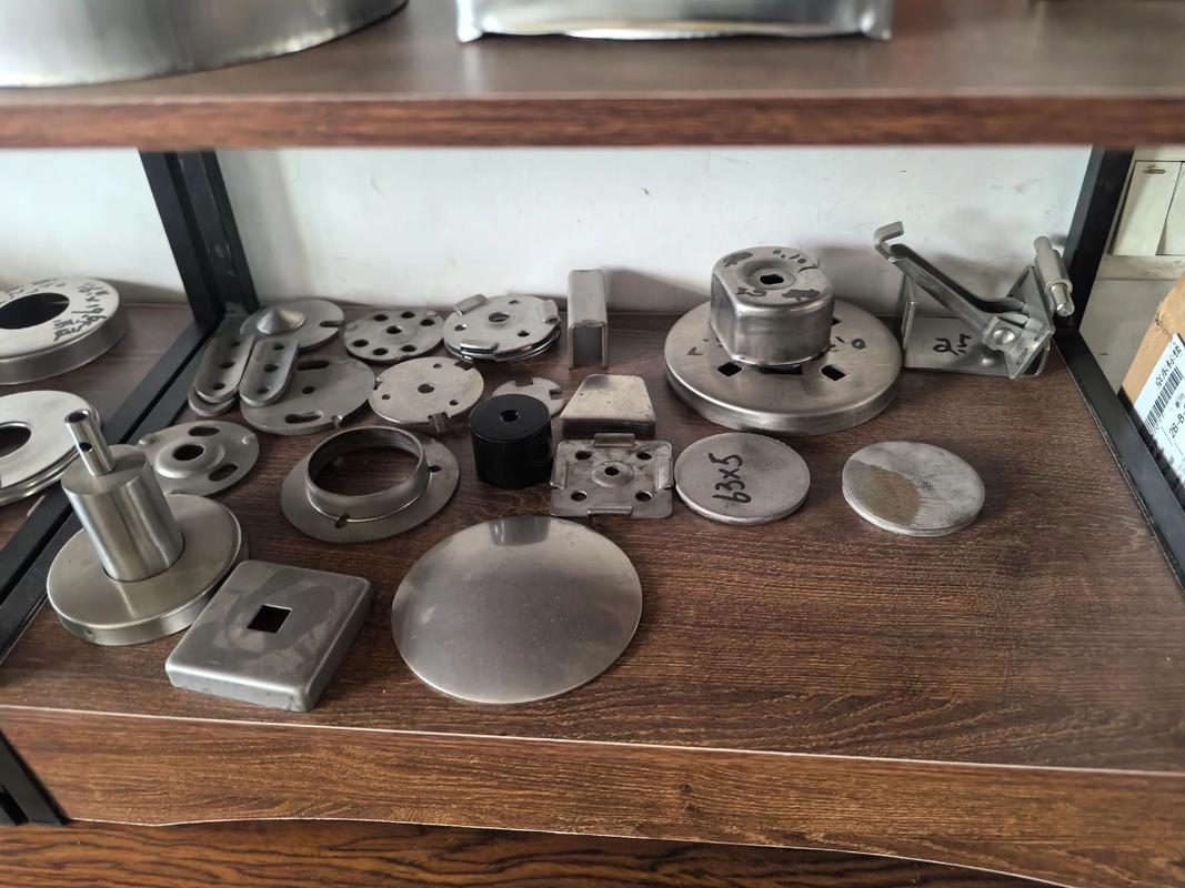 数控冲床加工完成的不锈钢装饰板工件实拍