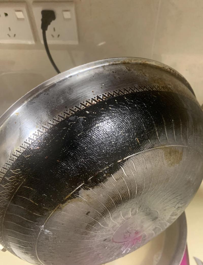 不锈钢锅具底部黄渍水垢清洁对比图