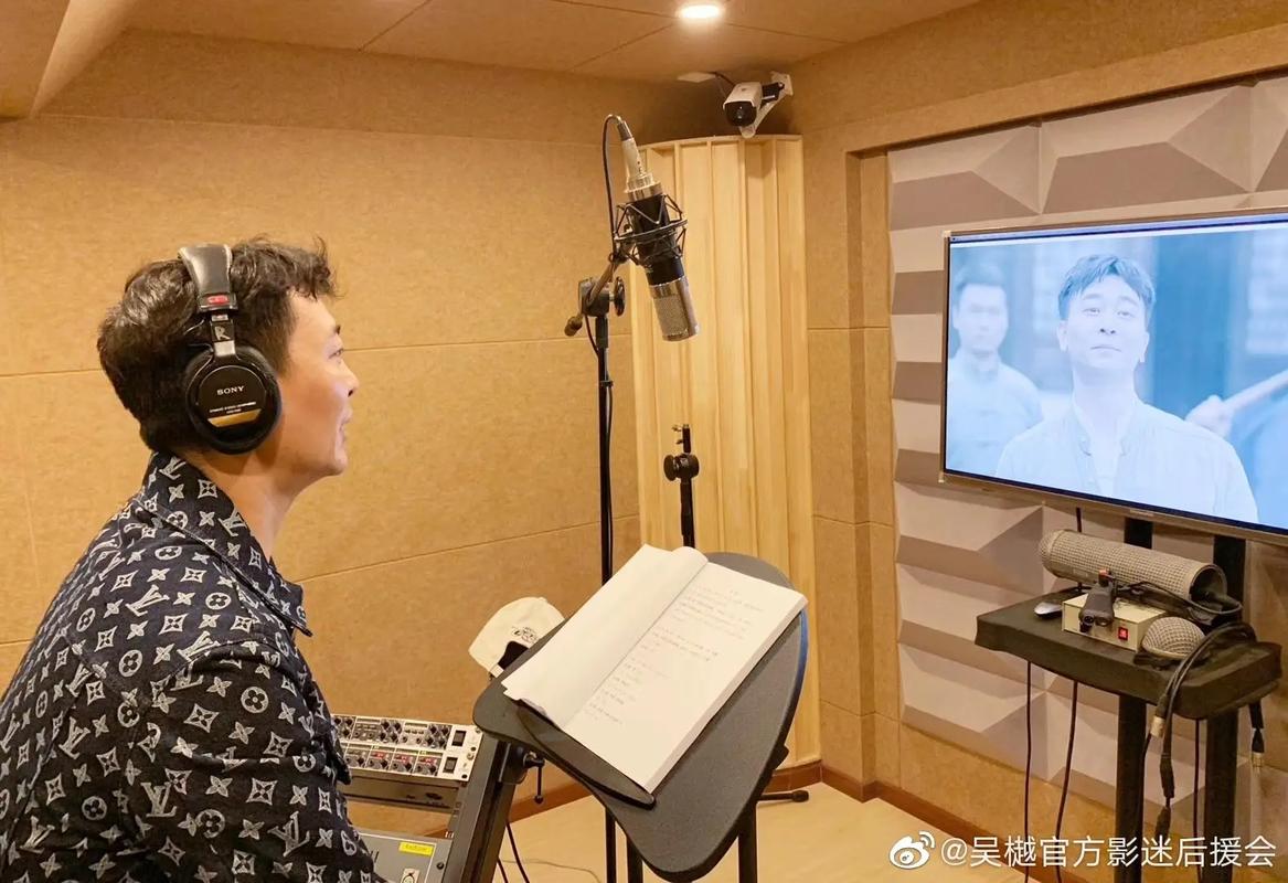 配音演员在录音棚表演动作示意图