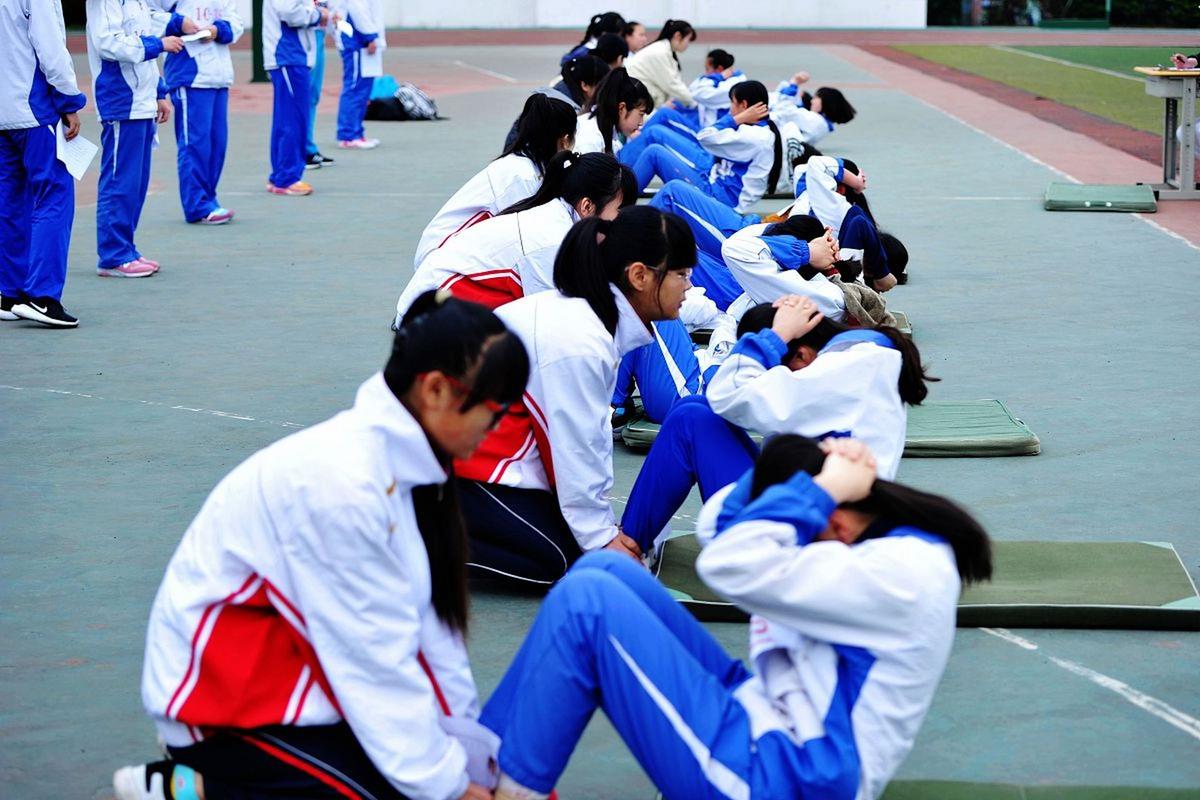中学生错误仰卧起坐抱头训练实拍