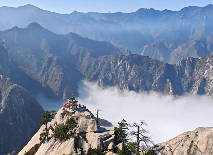 华山苍龙岭秋日云海景观