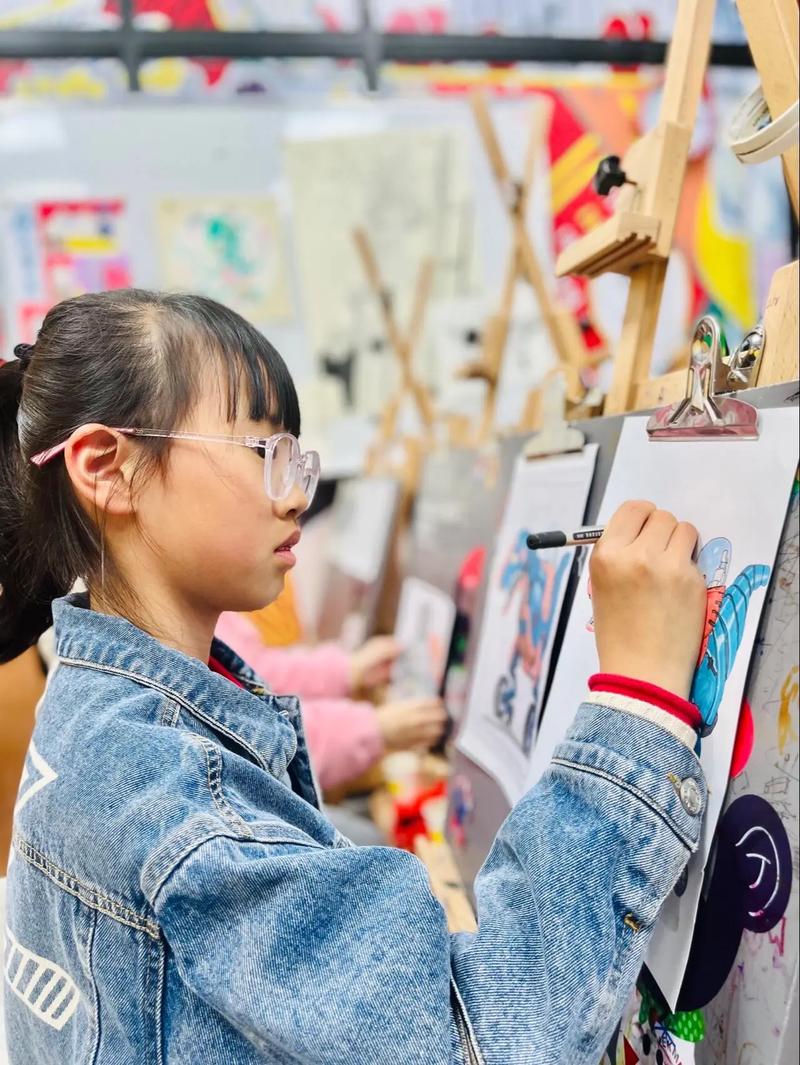 小学美术课堂孩子对着范画临摹