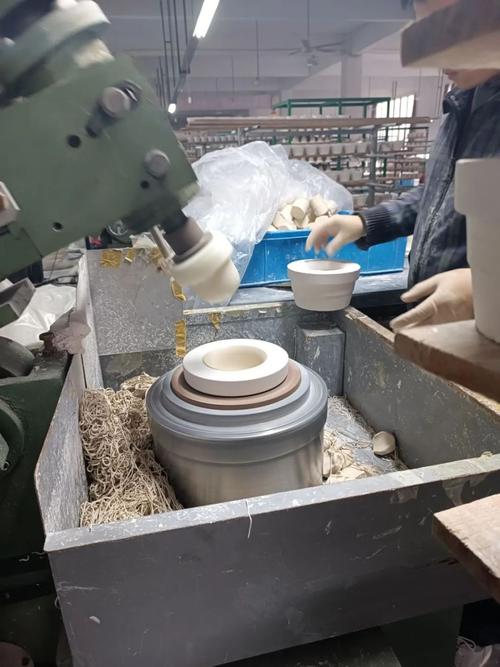 多孔陶瓷烧结生坯脱模现场图