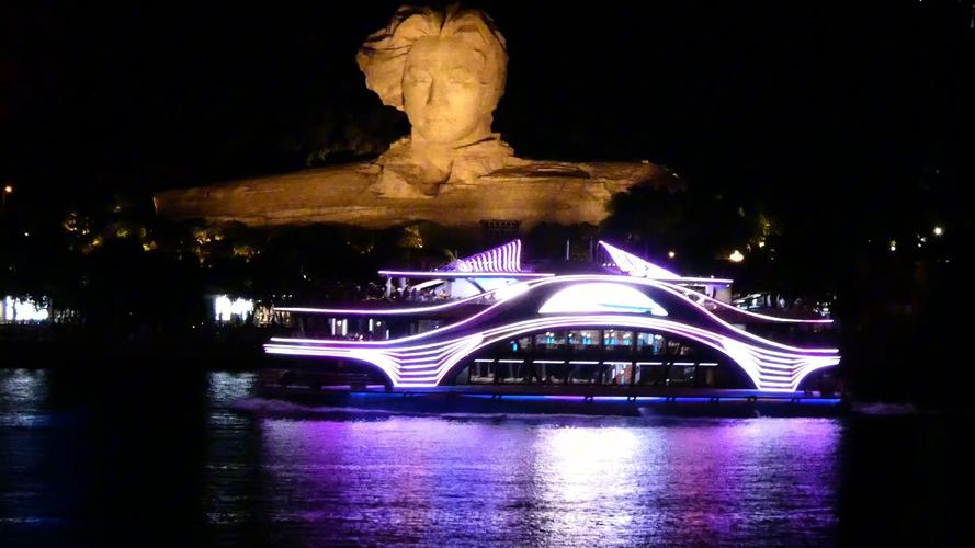 15:00-19:00 傍晚狂飙：橘子洲+夜游湘江