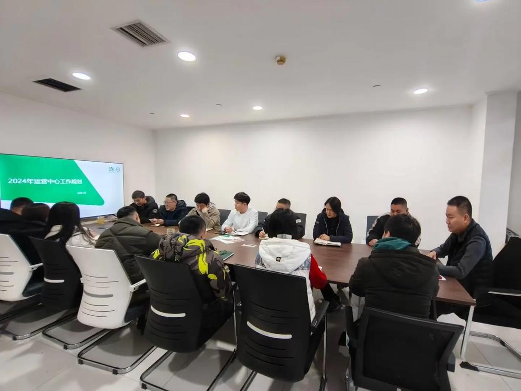 公关公司团队深夜加班开策略会