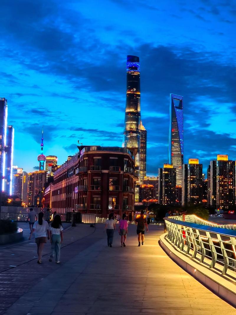 外滩与陆家嘴:白天的陷阱,夜晚的真相