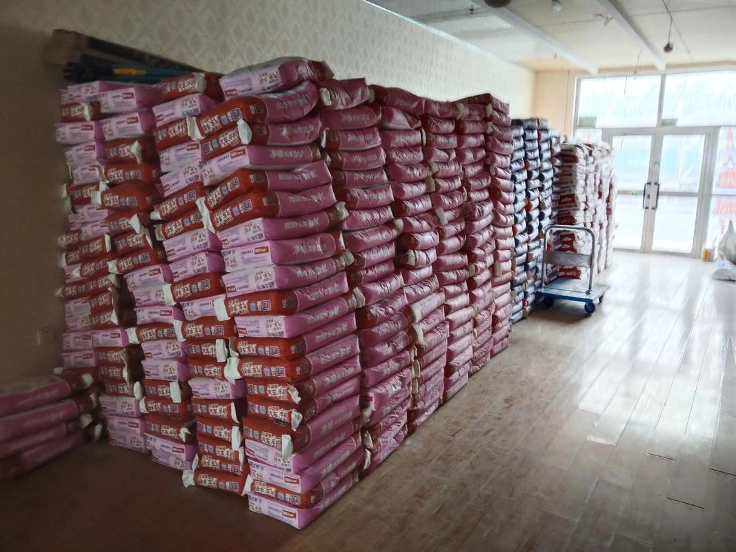 建材市场货架上的袋装石膏粉品牌