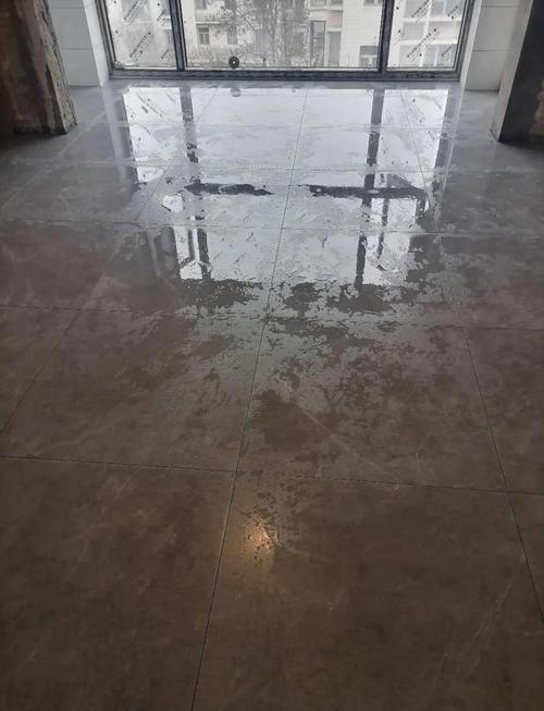 建材实体店地砖泼水防滑测试实拍图
