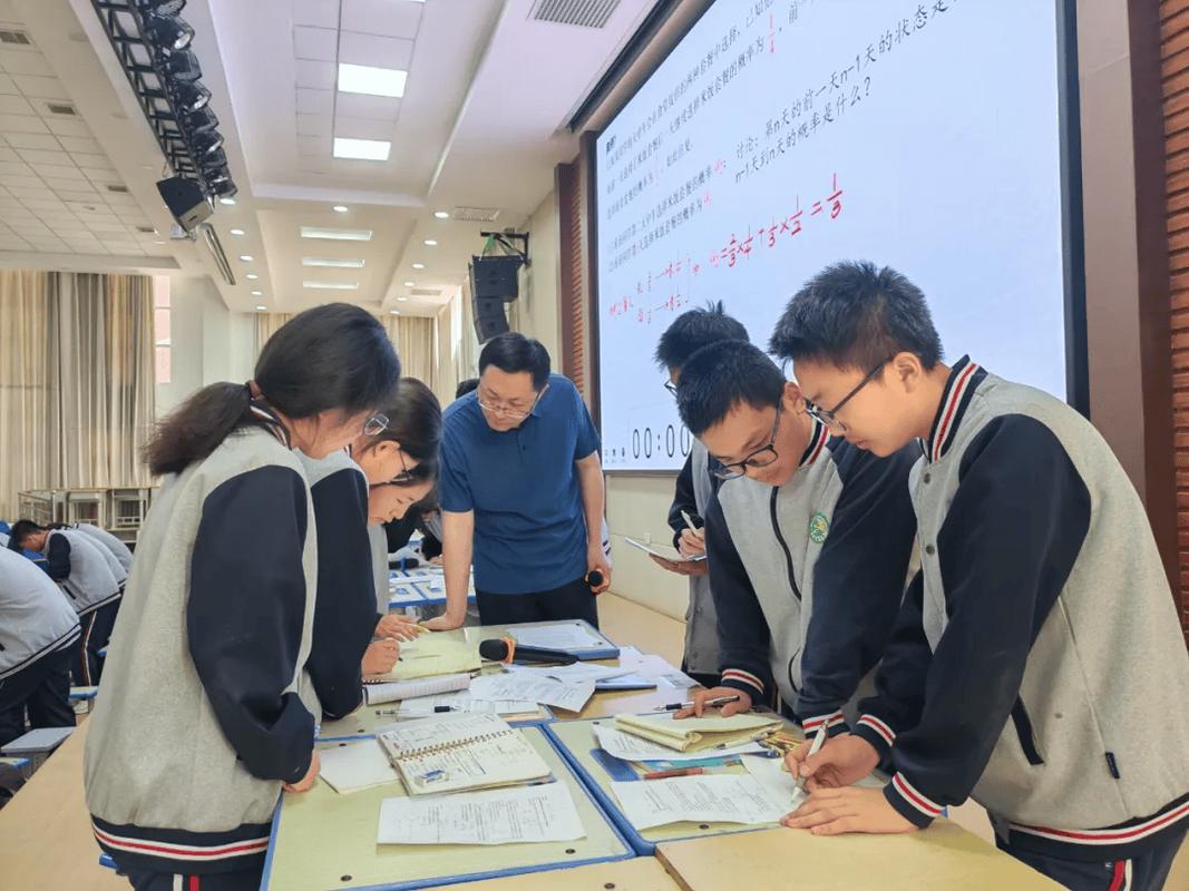 高中小组合作项目成果展示笑脸