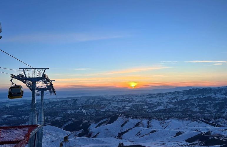 新疆阿勒泰将军山滑雪场冬日白桦林雪景