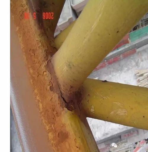 建筑工地塔吊标准节焊缝开裂现场图