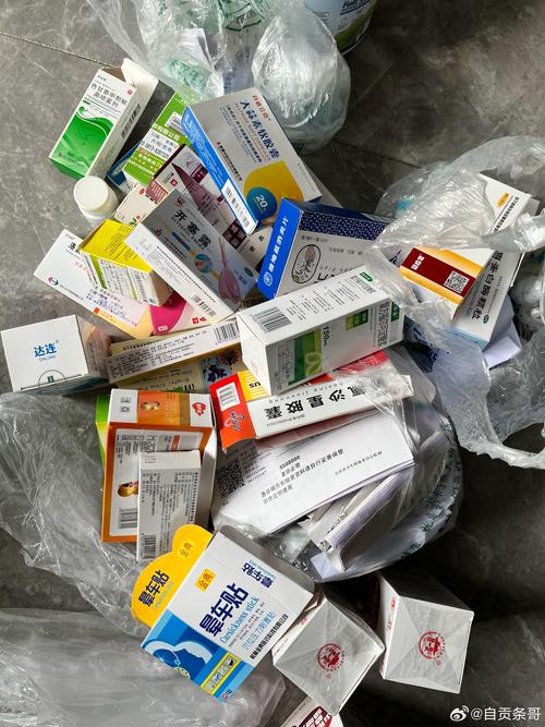 散放于衣物口袋的零散药片和药品包装