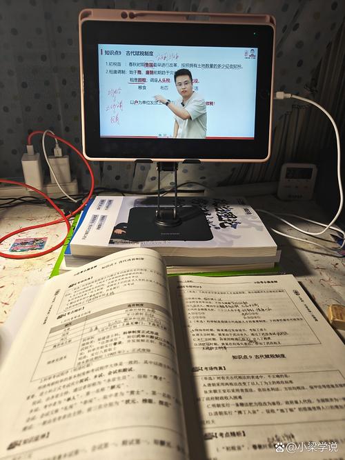教师深夜在办公室准备翻转课堂微课视频,桌上摊开教材和笔记,电脑显示录屏界面