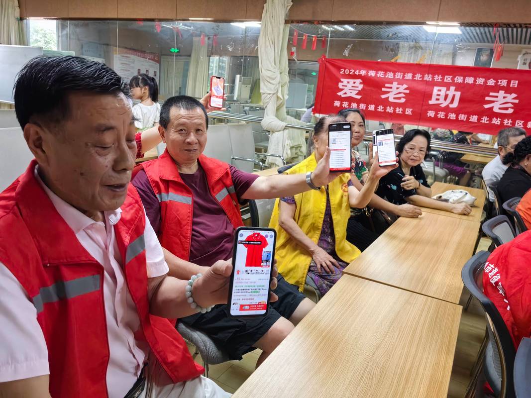 高中生为社区老人制作智能手机操作指南的实拍图