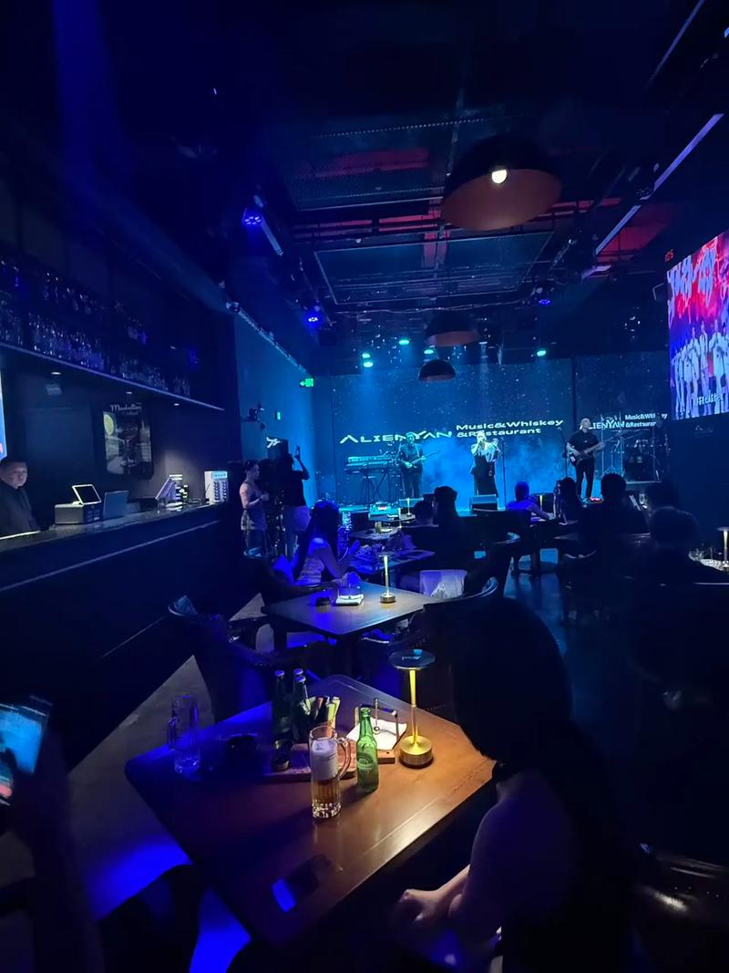 澜沧江边清吧:深夜微醺的闺蜜私语