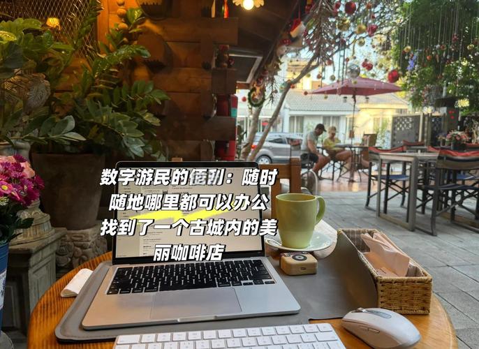 孤独的数字游民在清迈空荡公寓里对着电脑